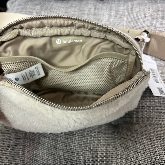 Lululemon 🍋 Athletica Everywhere Fleece Belt Bag Brown/Gold - Picture 5 of 5